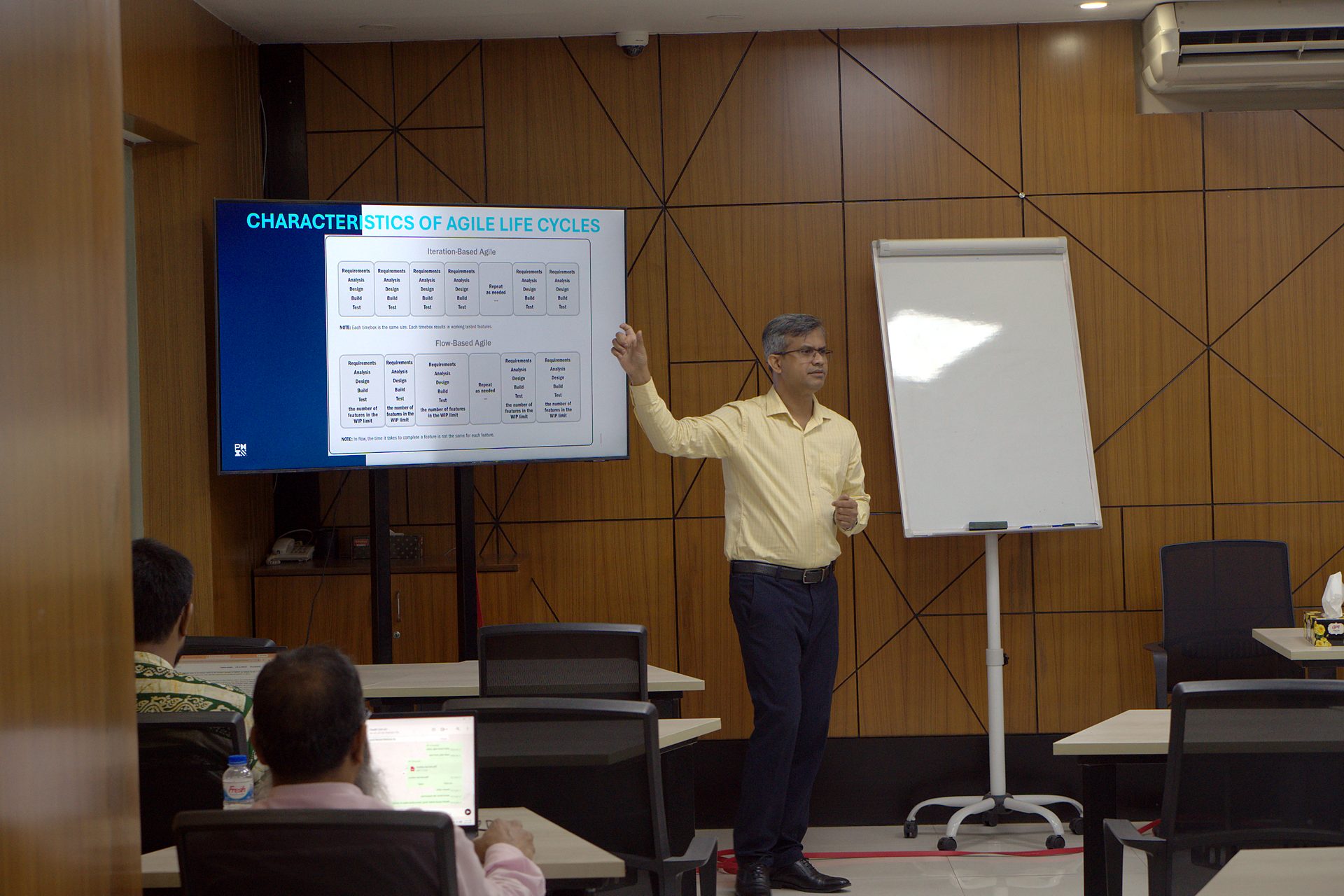 Trainer presenting the characteristics of agile life cycles: iteration-based and flow-based