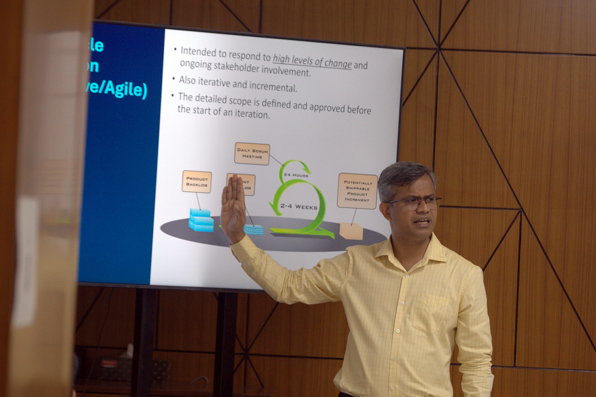 Trainer explaining the Scrum cycle on the adaptive life-cycle selection slide