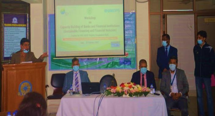 A resource person presenting on FinTech and Financial Inclusion