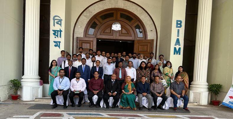 Group photo of participants and Bangladesh Bank officials at BIAM Foundation