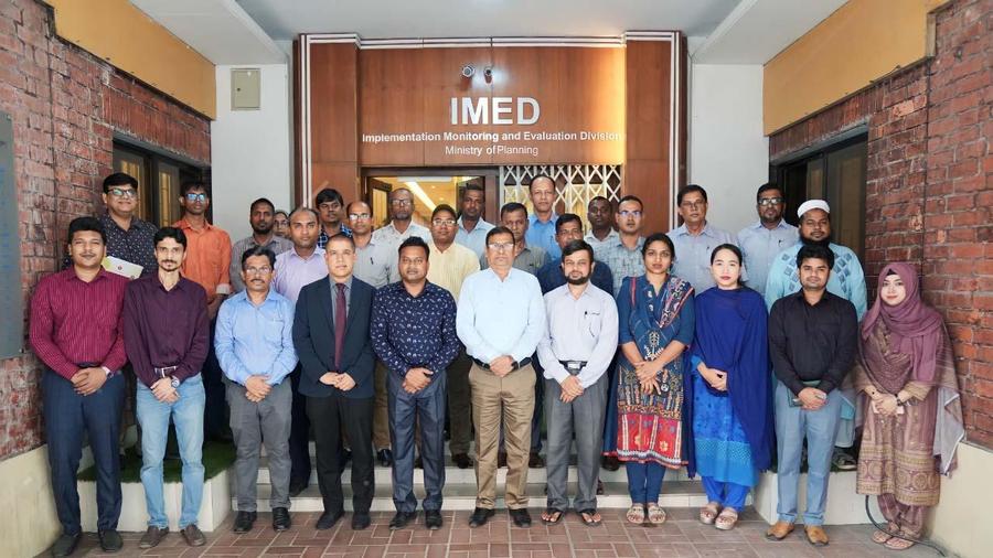Group picture of the training participants and organizers