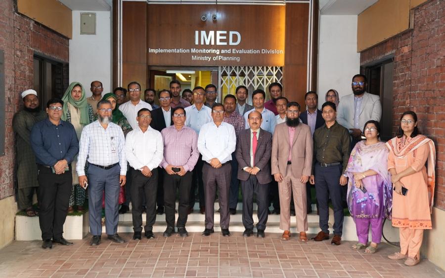 Group photo of the 10th batch of participants