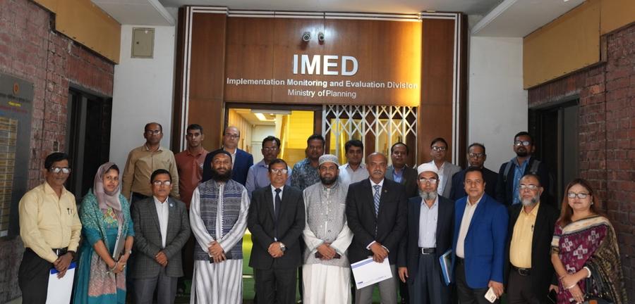 Group photo of the 13th batch of participants
