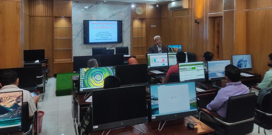 An expert trainer leads a session on Project Management