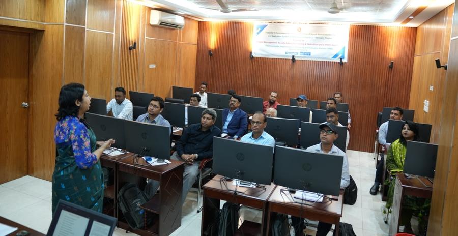 An expert trainer leads a session on Project Management