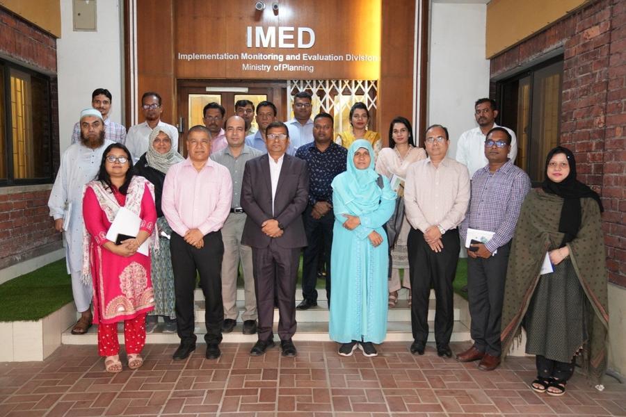 Group photo of the 7th batch of participants with the IMED Secretary