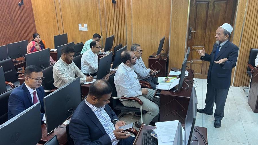 A training session on Project Management in progress