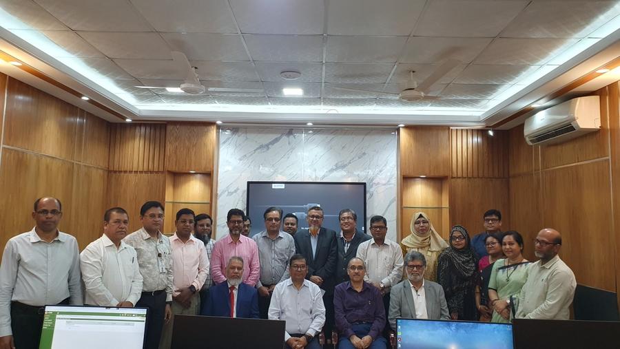 Group photo of the 9th batch of participants with organizers