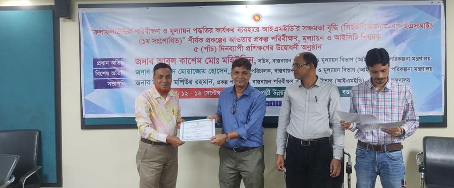 A participant receiving his certificate of completion