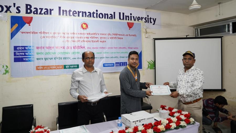 A participant receiving his certificate of completion