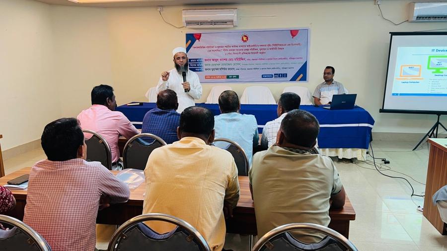 Participants engaged in an interactive academic session on project evaluation