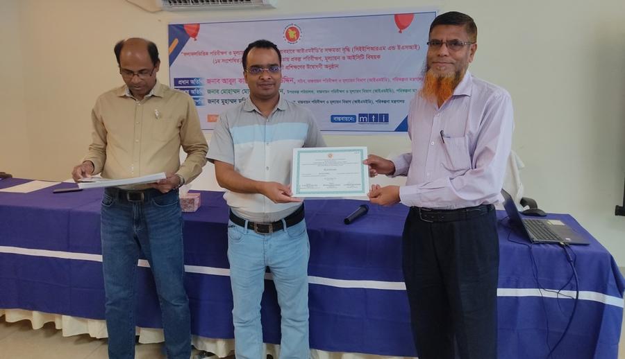 A participant receiving his certificate of completion