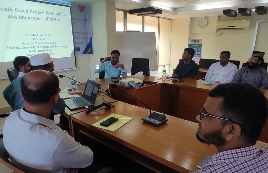 An expert-led academic session during the training