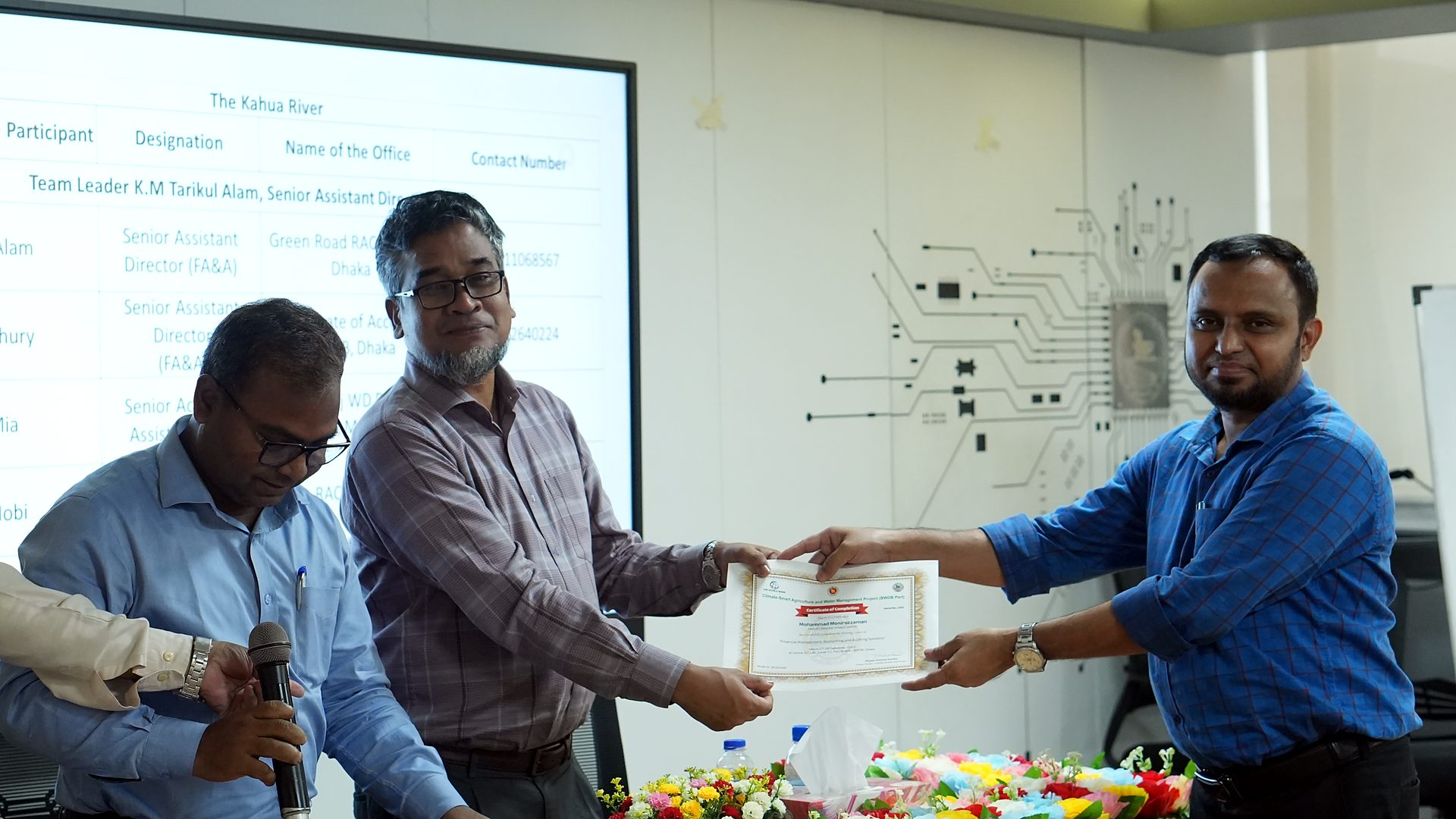 Certificate handover to a participant at the closing ceremony