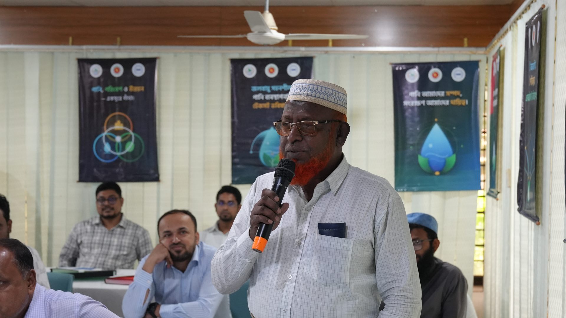 Participants introducing themselves during the icebreaking session