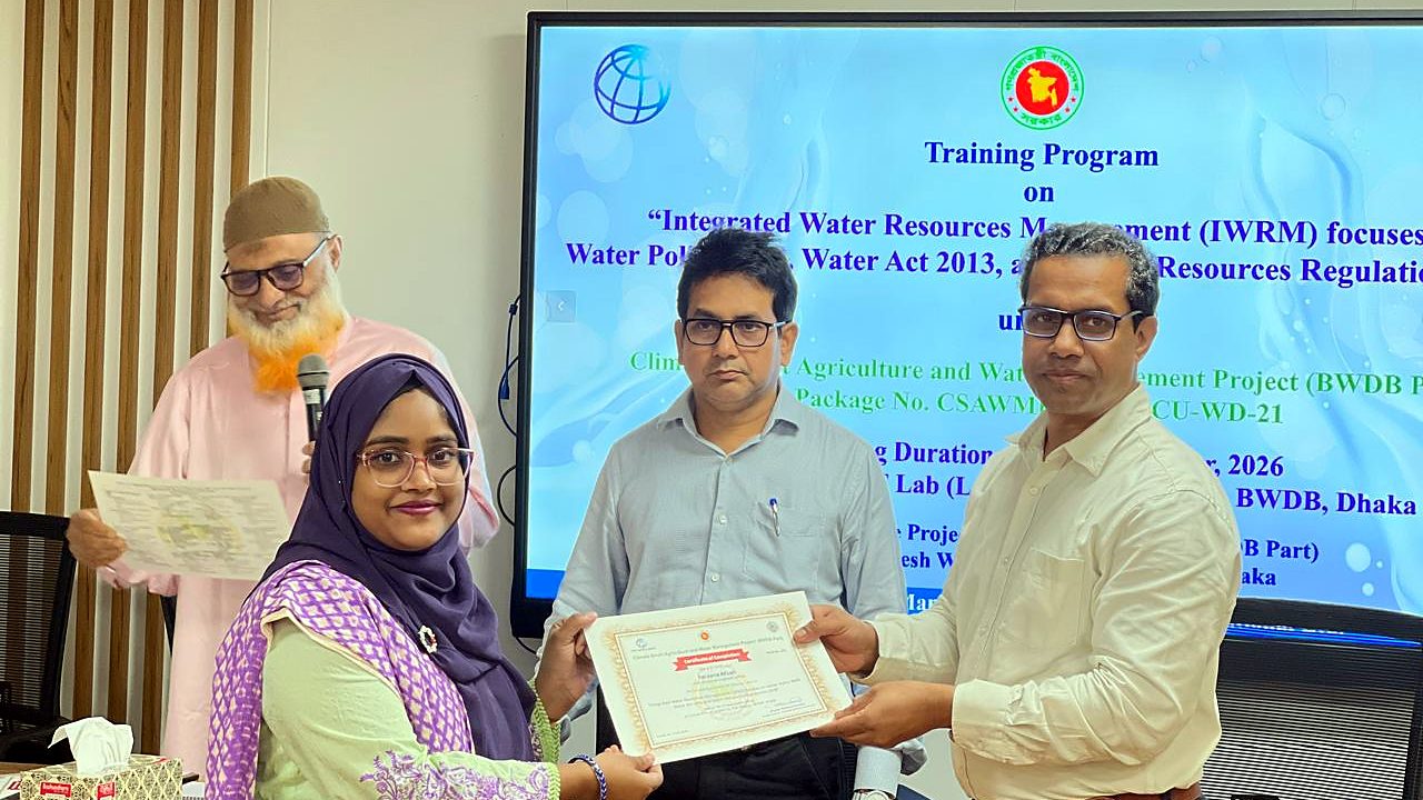 Certificate handover to a participant at the closing ceremony