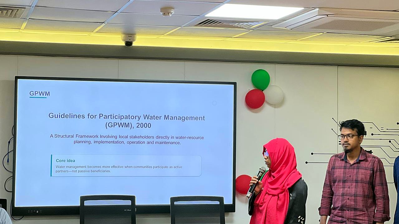 Participant group presenting the Guidelines for Participatory Water Management 2000
