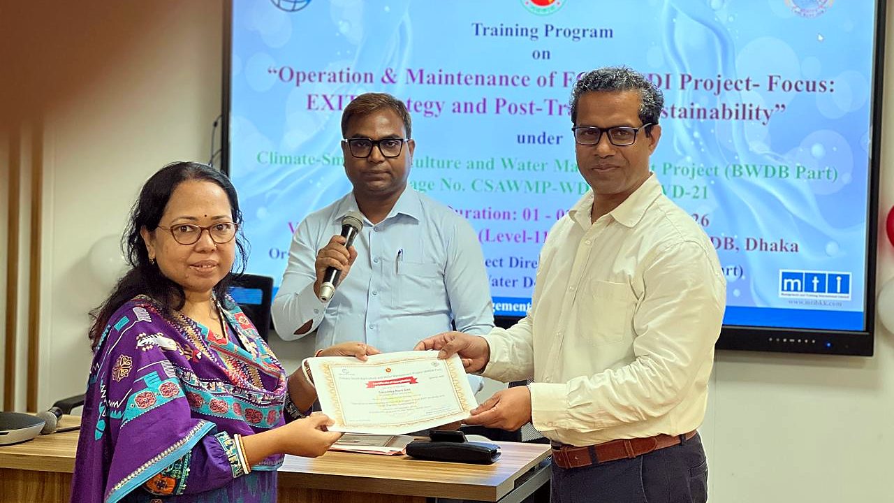 Certificate handover to a participant at the closing ceremony