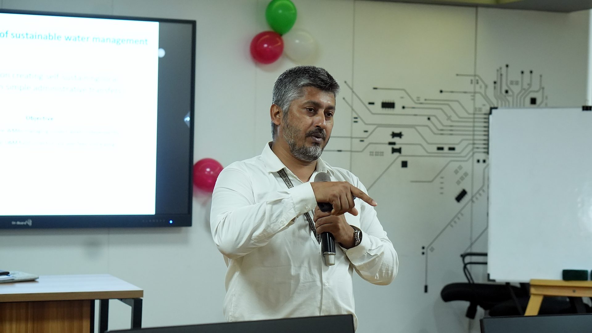 Resource person explaining a maintenance concept to participants