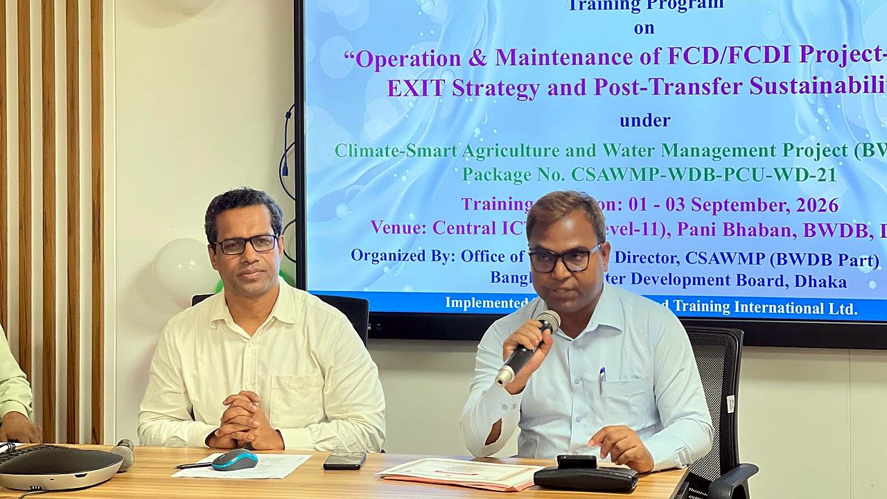 Closing ceremony at the dais under the O&M of FCD/FCDI Projects training banner