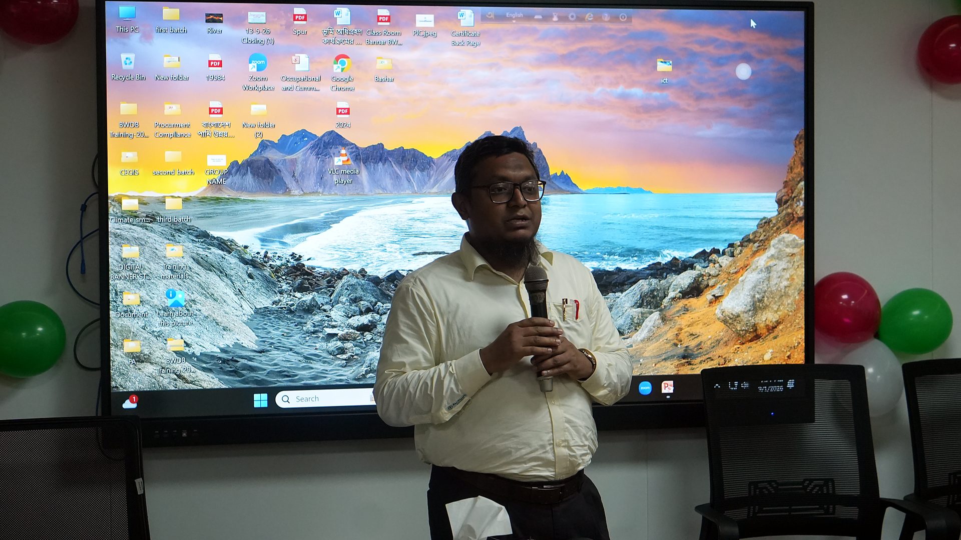 Resource person presenting in front of the lab screen