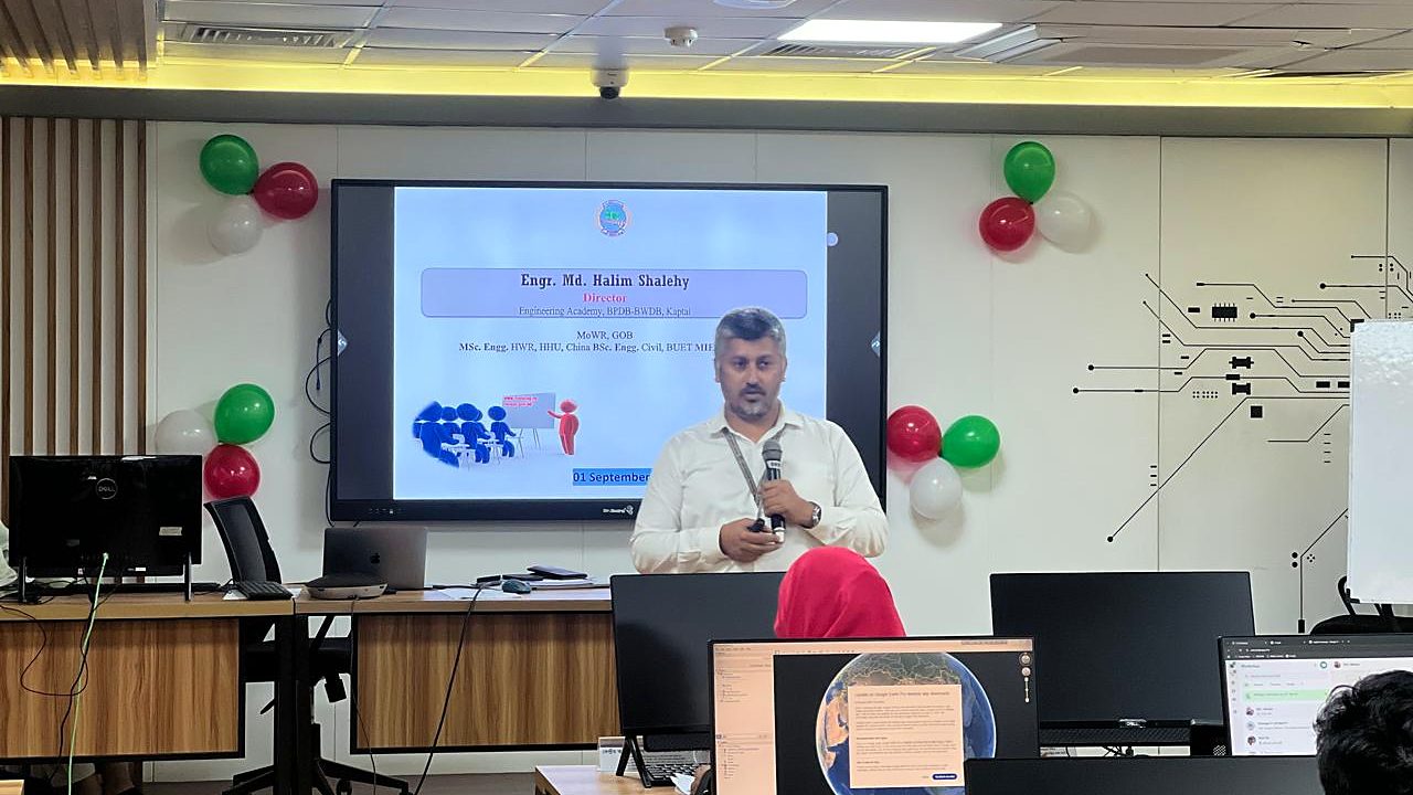 Resource person presenting a slide at the front of the lab