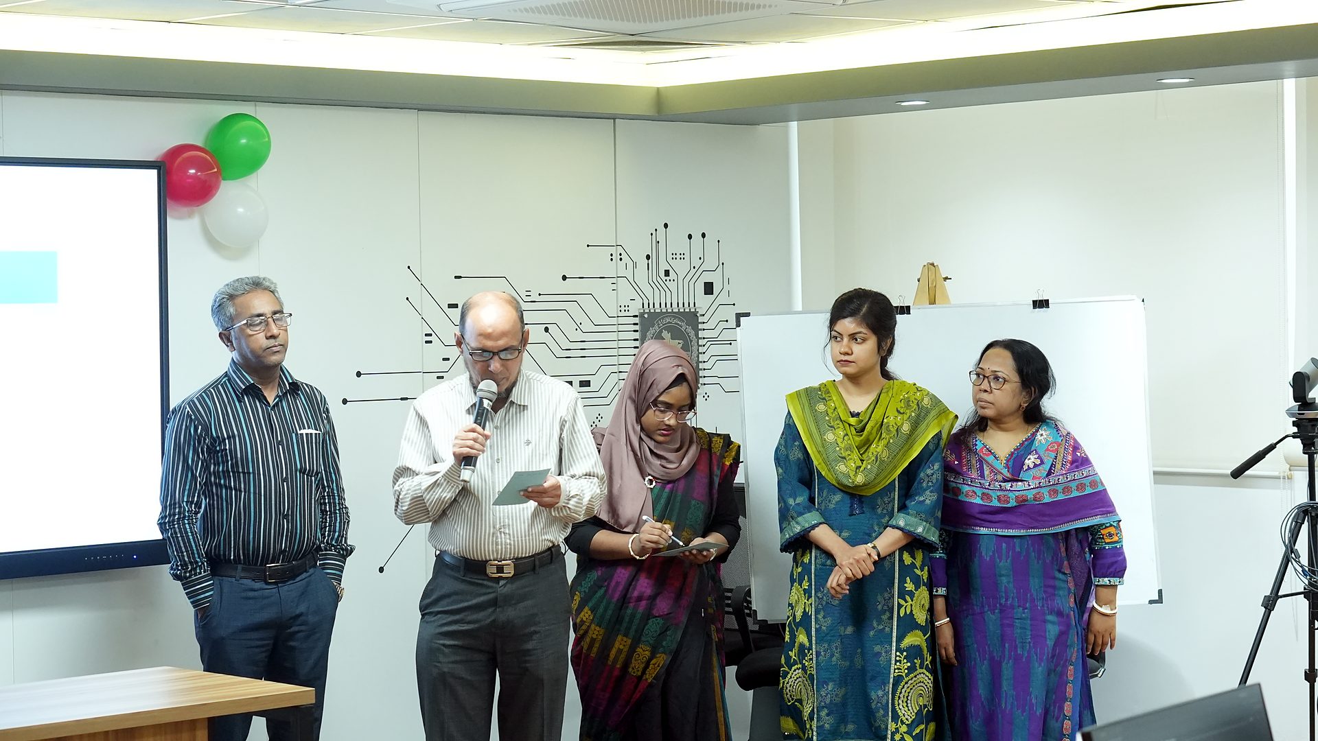 A participant group presenting its work in the Central ICT Lab
