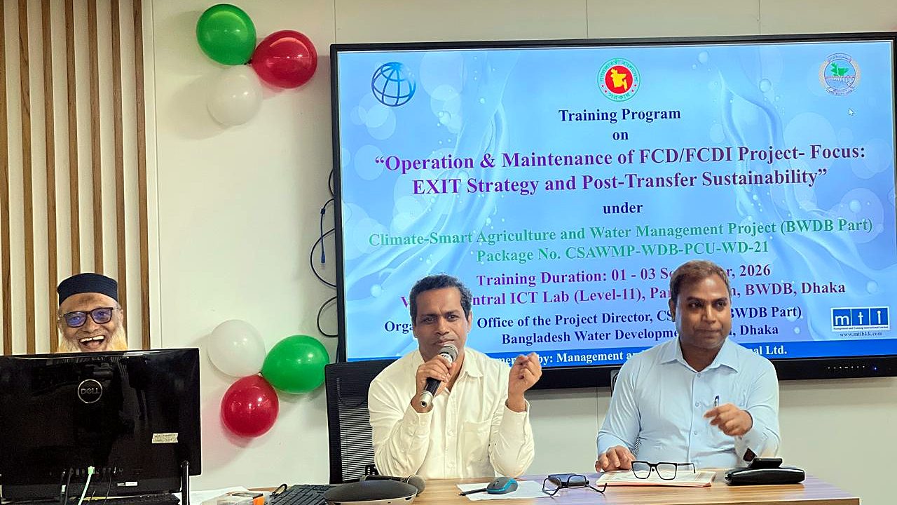 Opening session on the dais under the O&M of FCD/FCDI Projects training banner