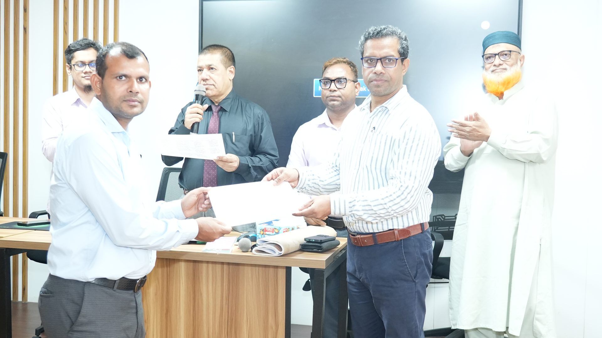 Certificate handover to a participant at the closing ceremony