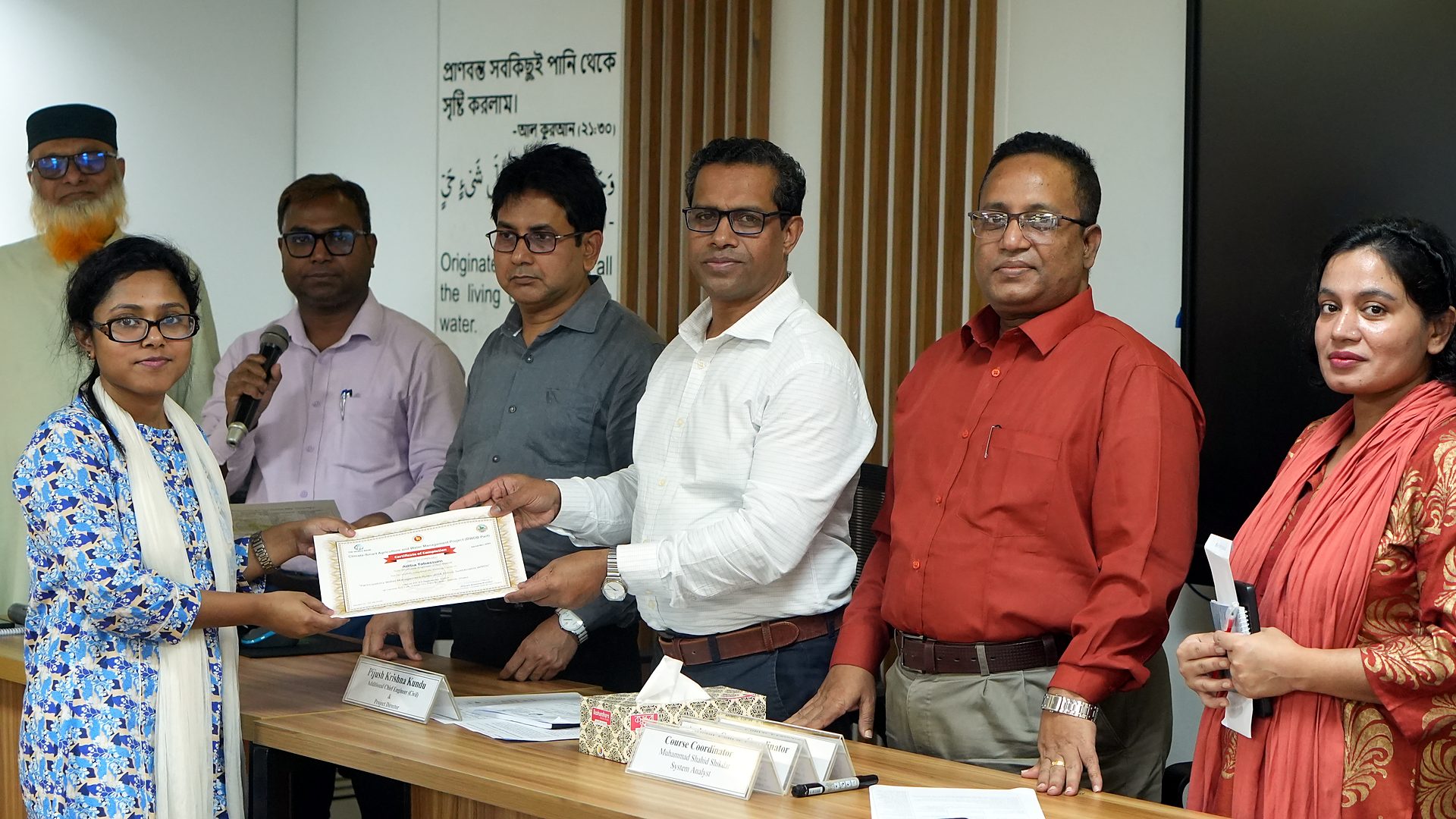 Certificate handover to a participant at the closing ceremony