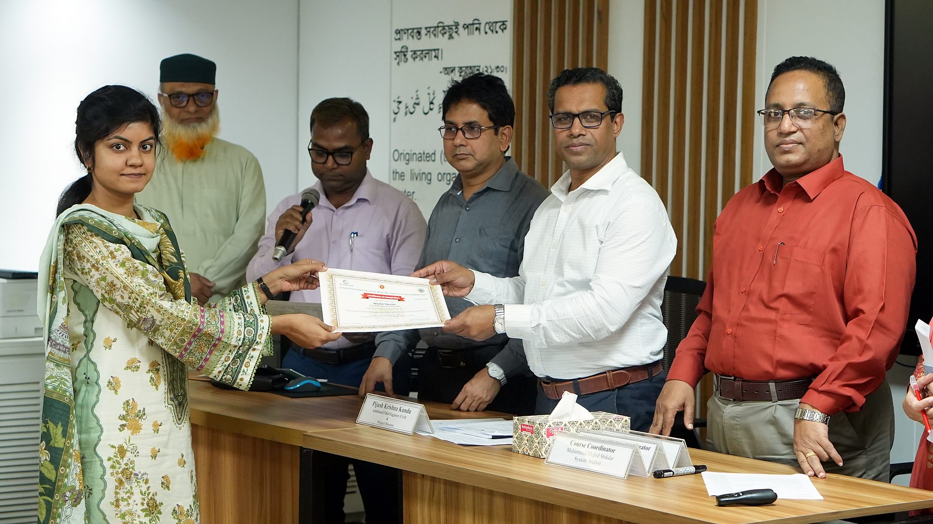 Participant receiving the PWMR 2014 course certificate