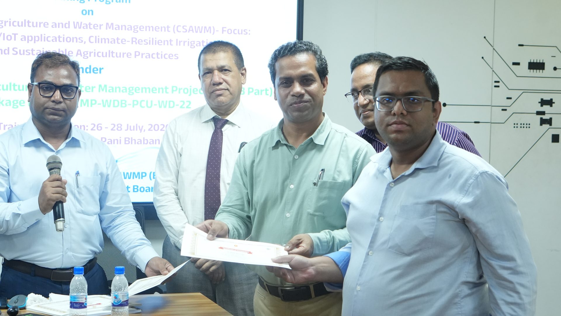 Certificate handover to a participant at the closing ceremony