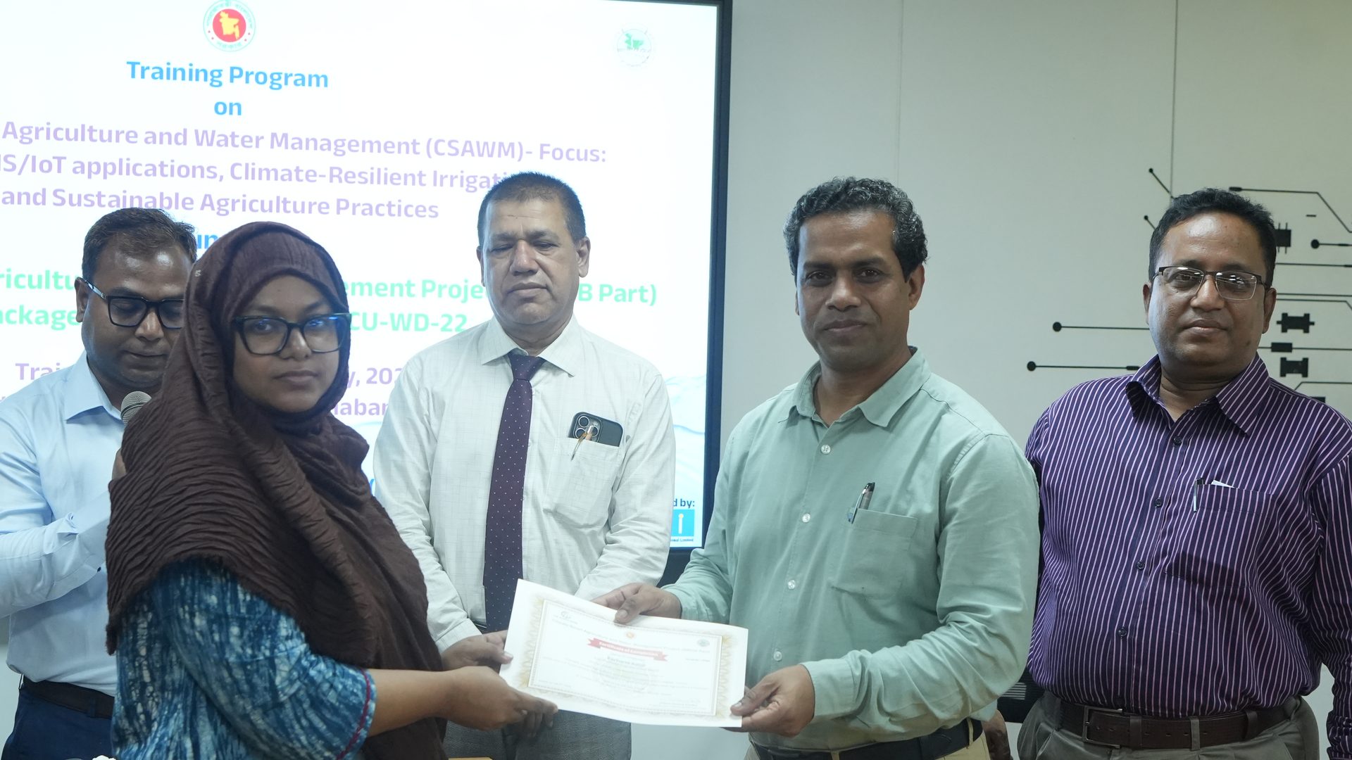 Certificate handover at the closing ceremony