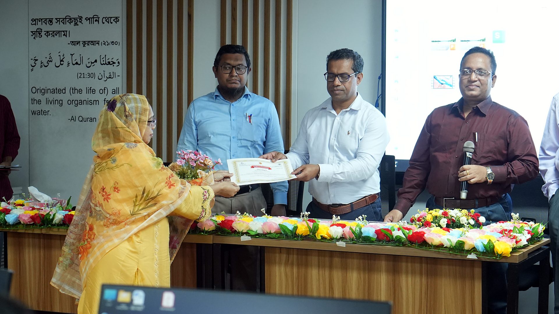 Certificate handover to a participant at the closing ceremony