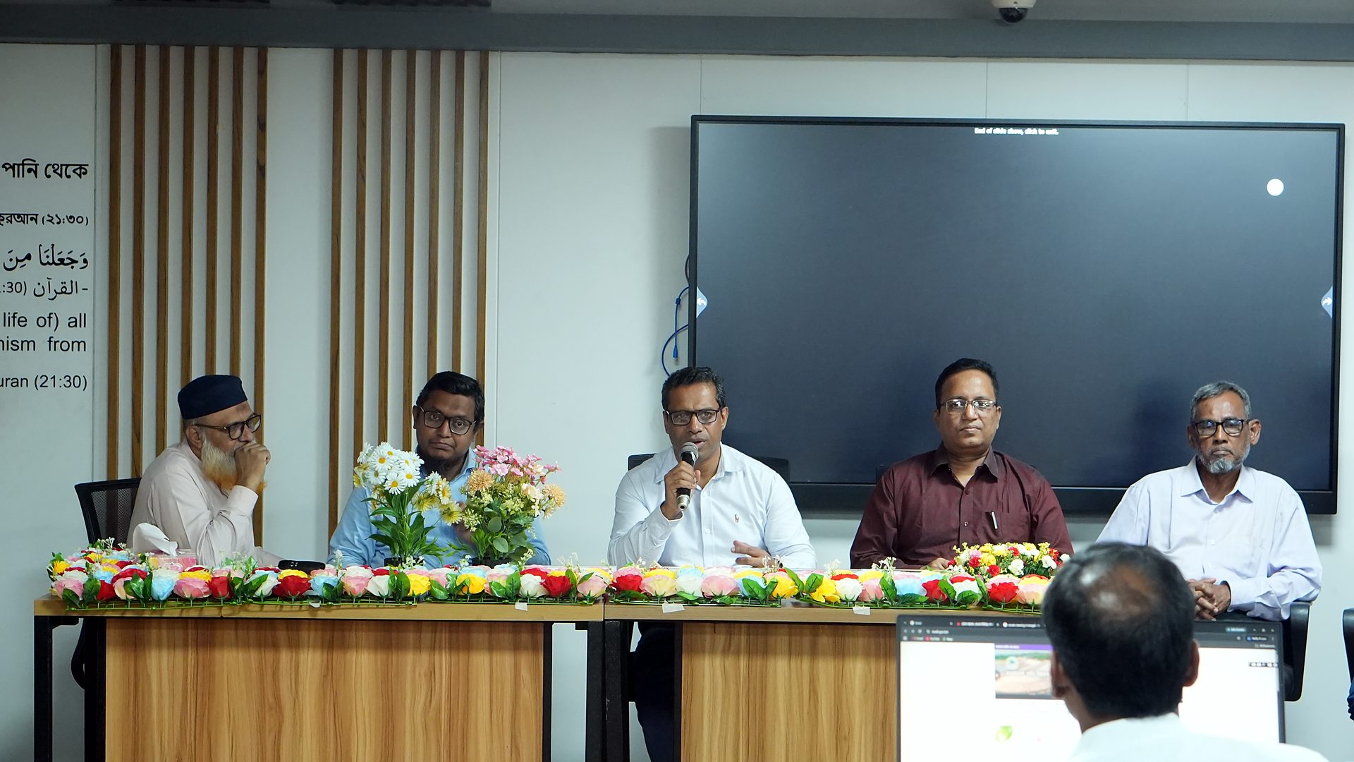 Closing ceremony at the dais with resource persons and course management
