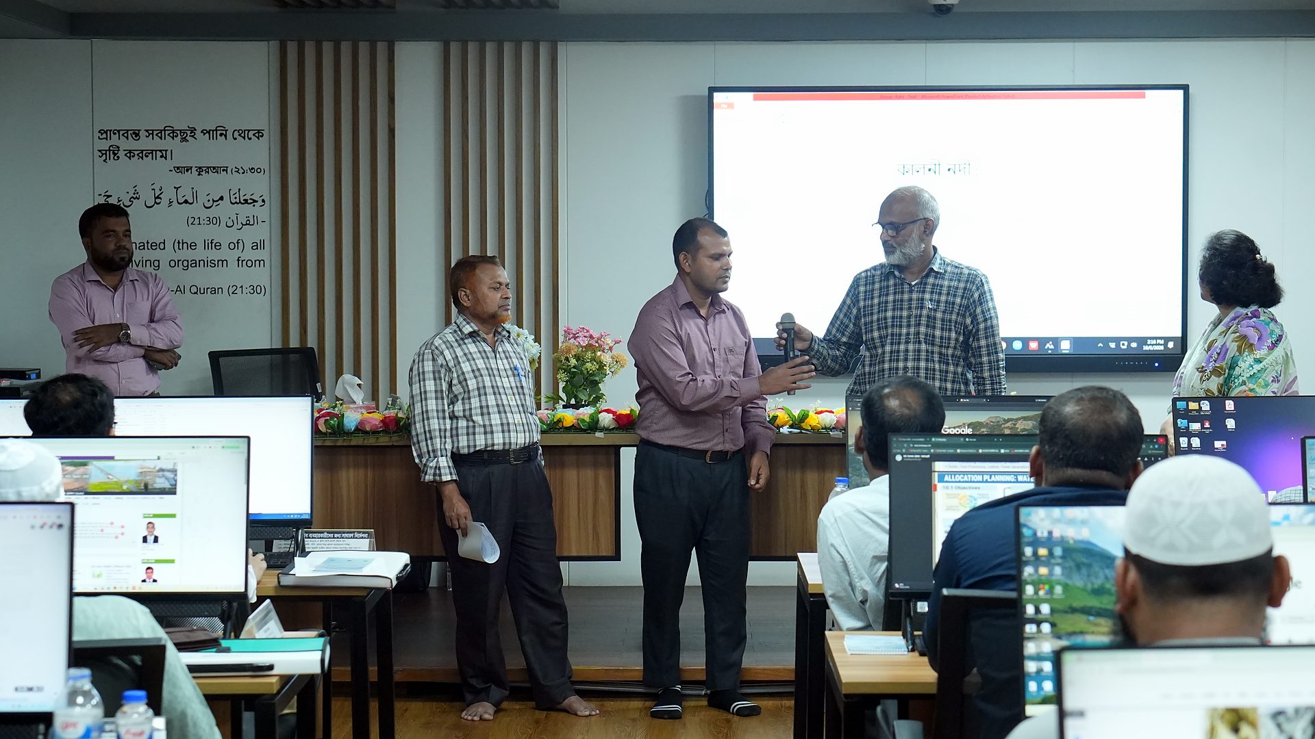 Another team presenting at the front of the lab