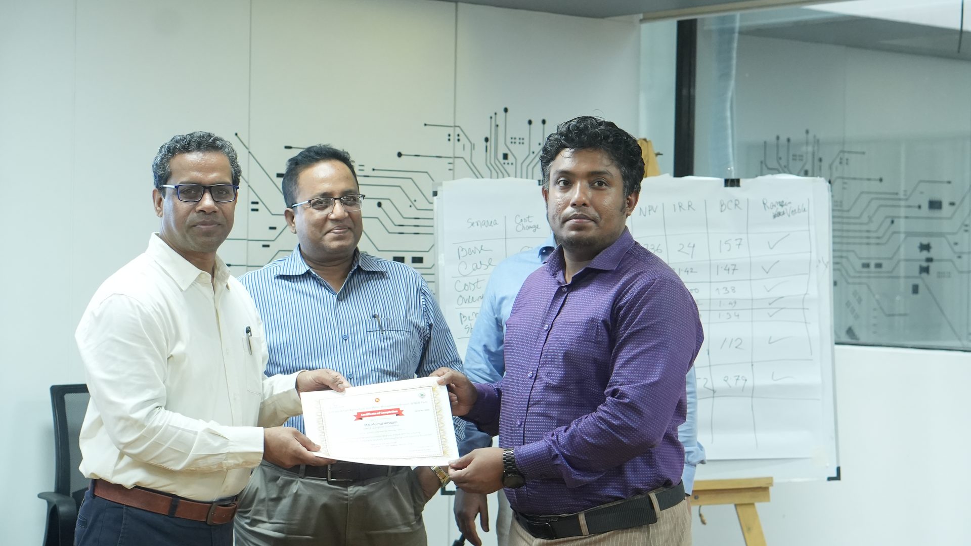 Certificate handover to a participant at the closing ceremony