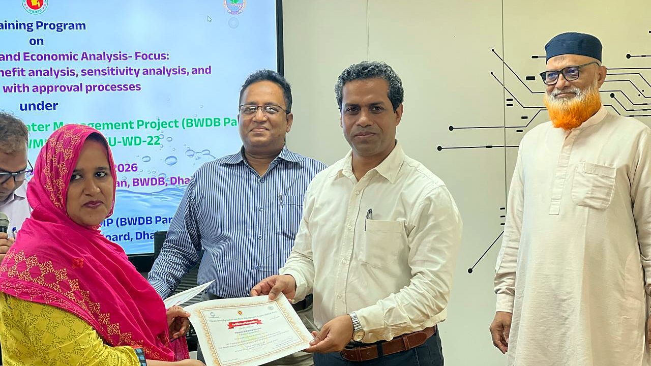 Certificate handover to a participant at the closing ceremony