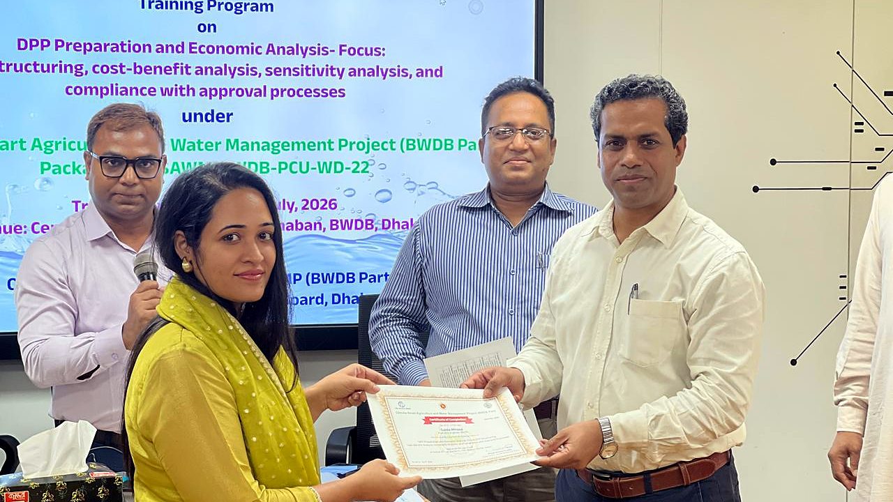 Participant receiving the DPP course certificate