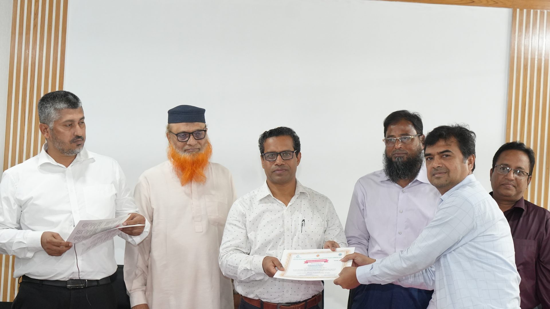 Certificate handover to a participant at the closing ceremony