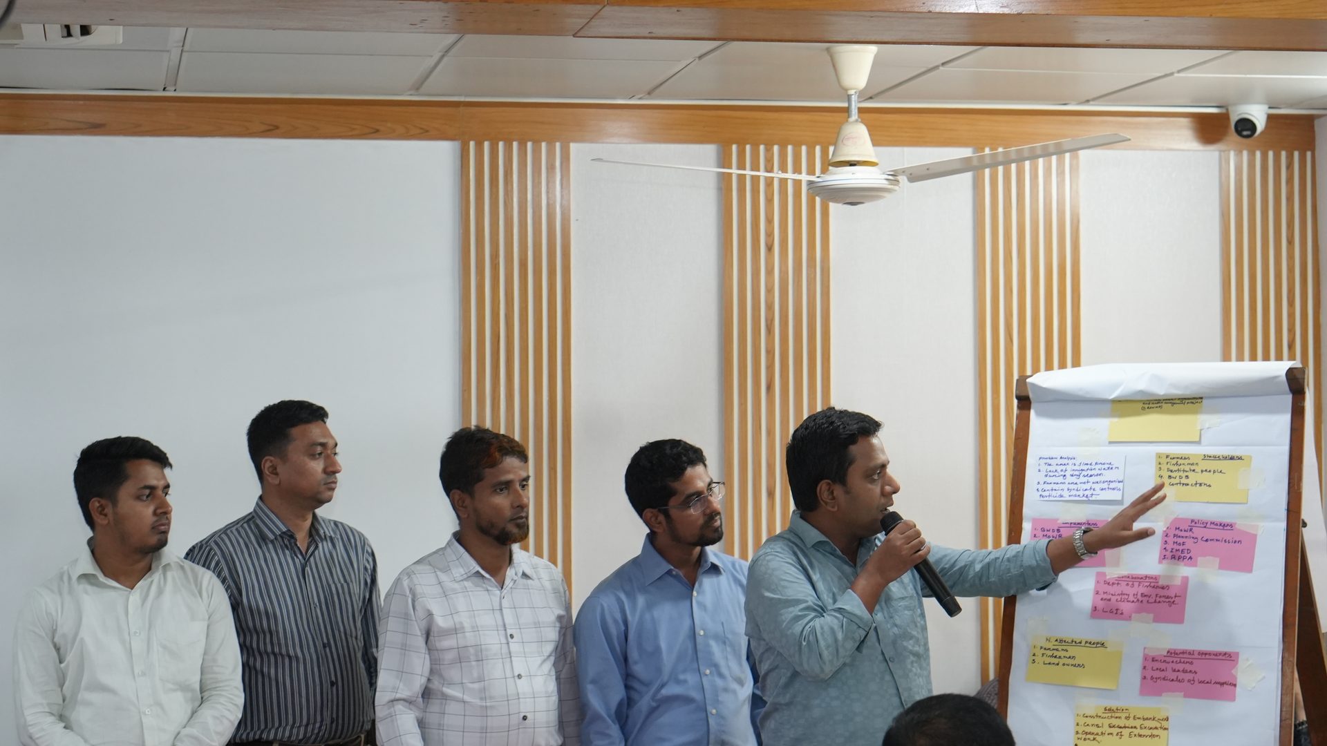 A participant group presenting its VIPP poster to the room