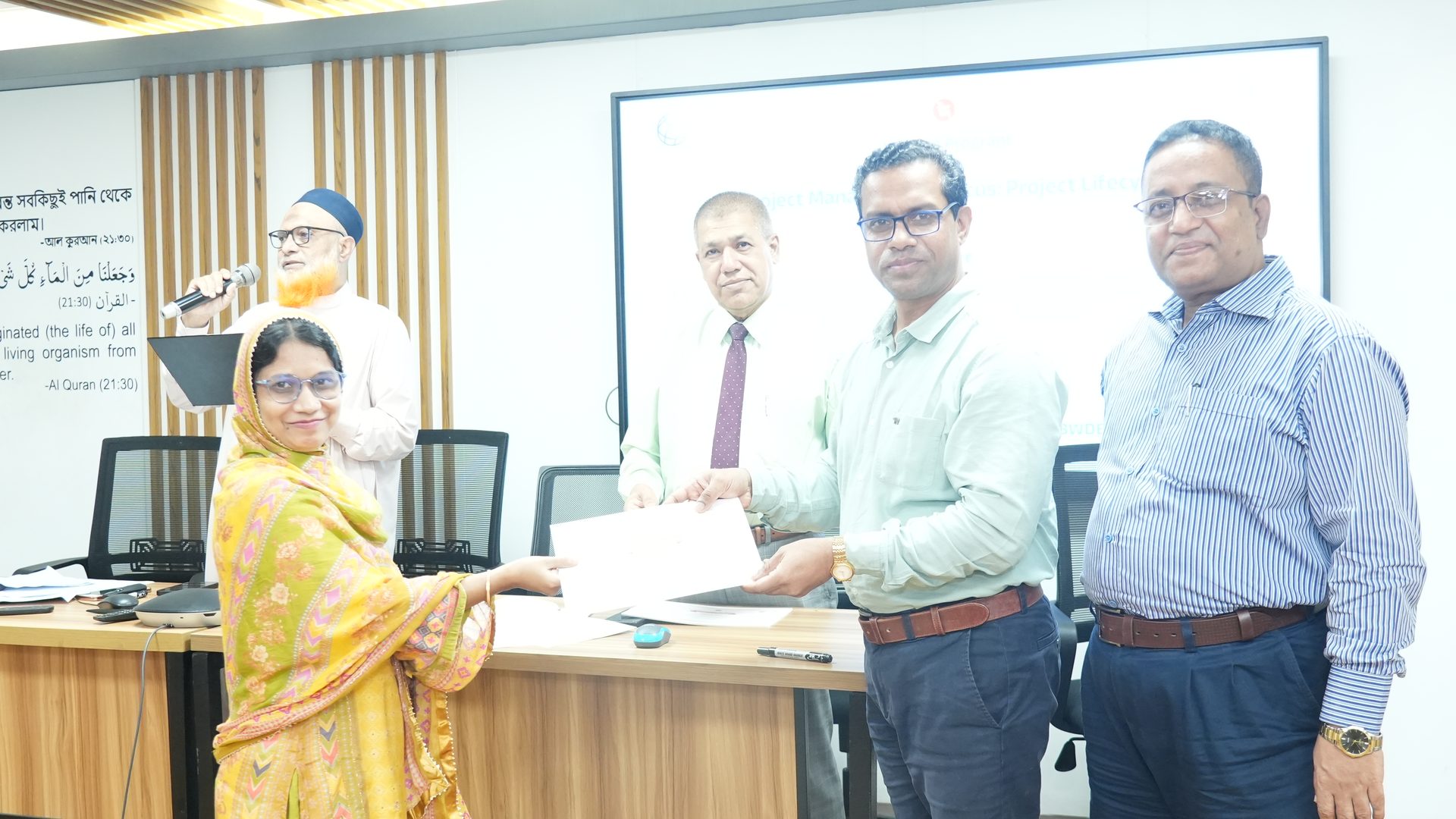 Certificate handover to a participant at the closing ceremony