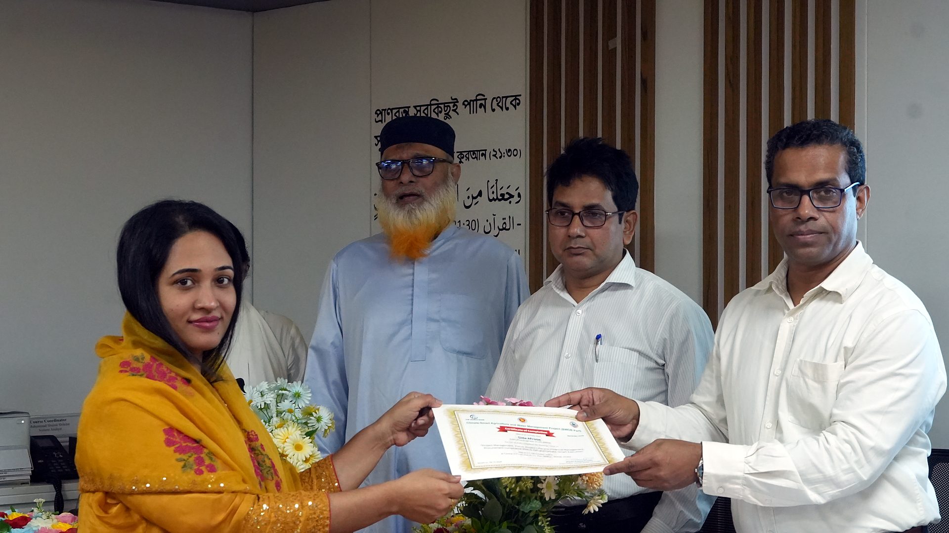 Certificate handover to a participant at the closing ceremony