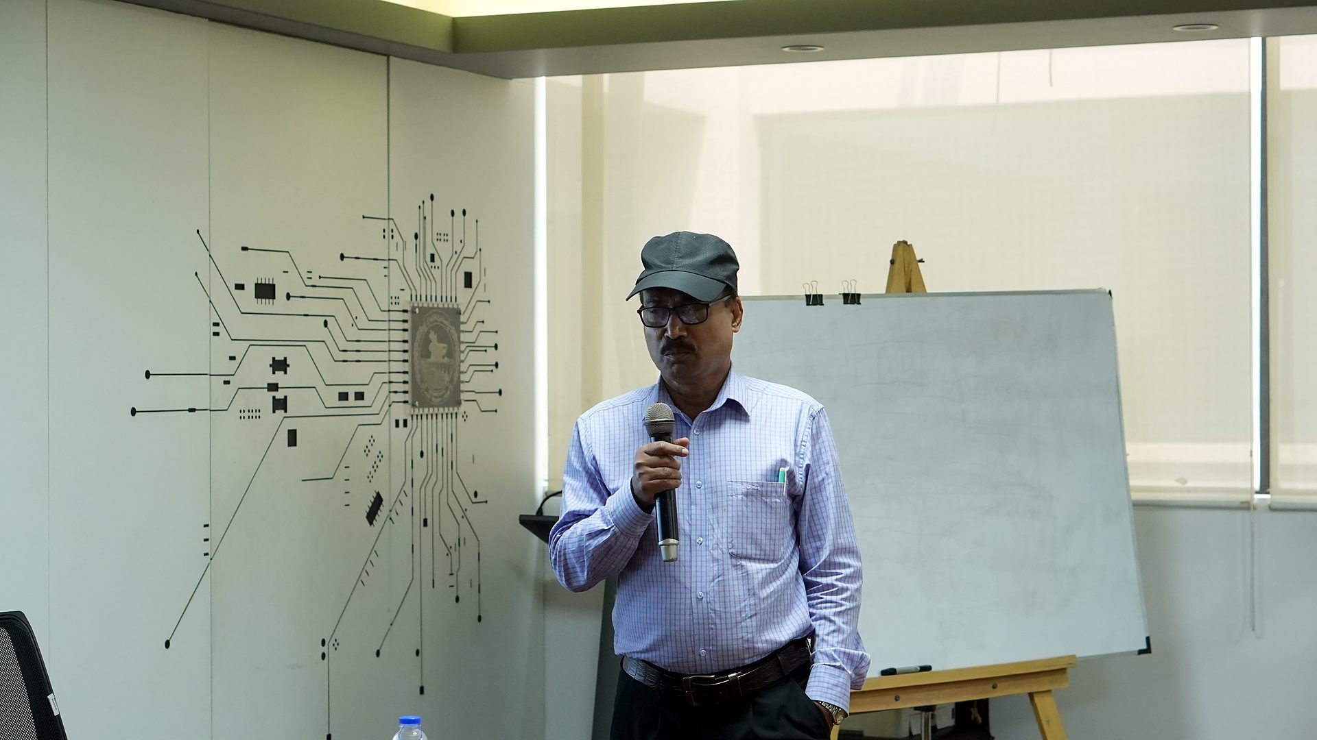 Resource person speaking during the climate-smart execution session