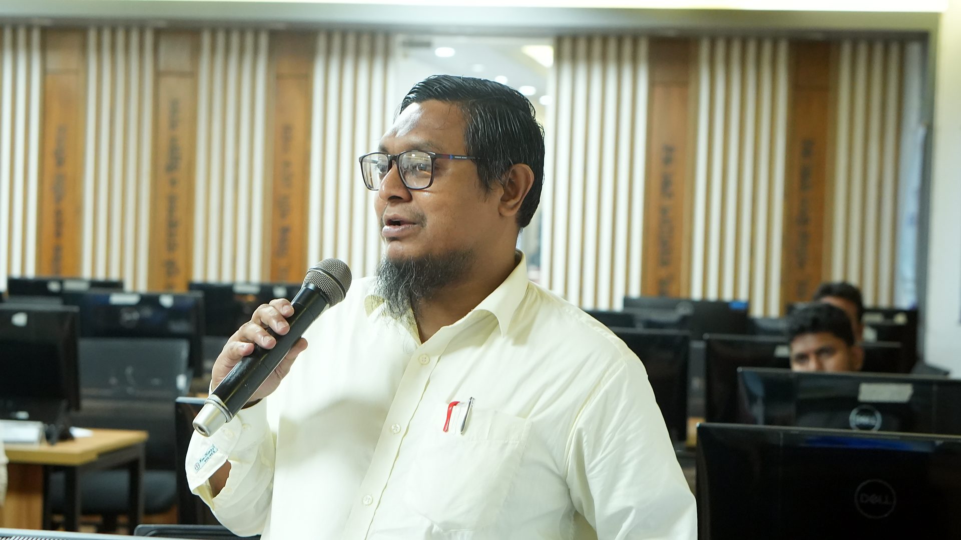 Participant speaking with a microphone during the procurement session