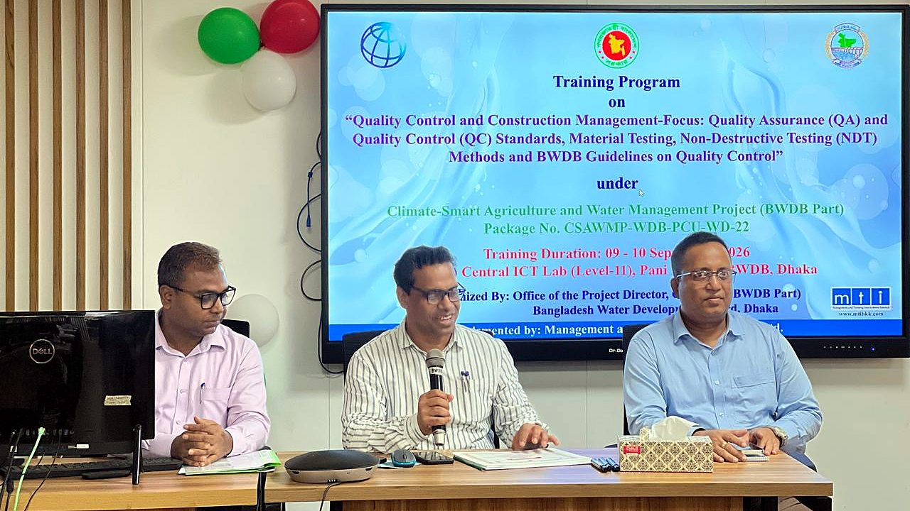 Closing ceremony at the dais under the Quality Control and Construction Management training banner
