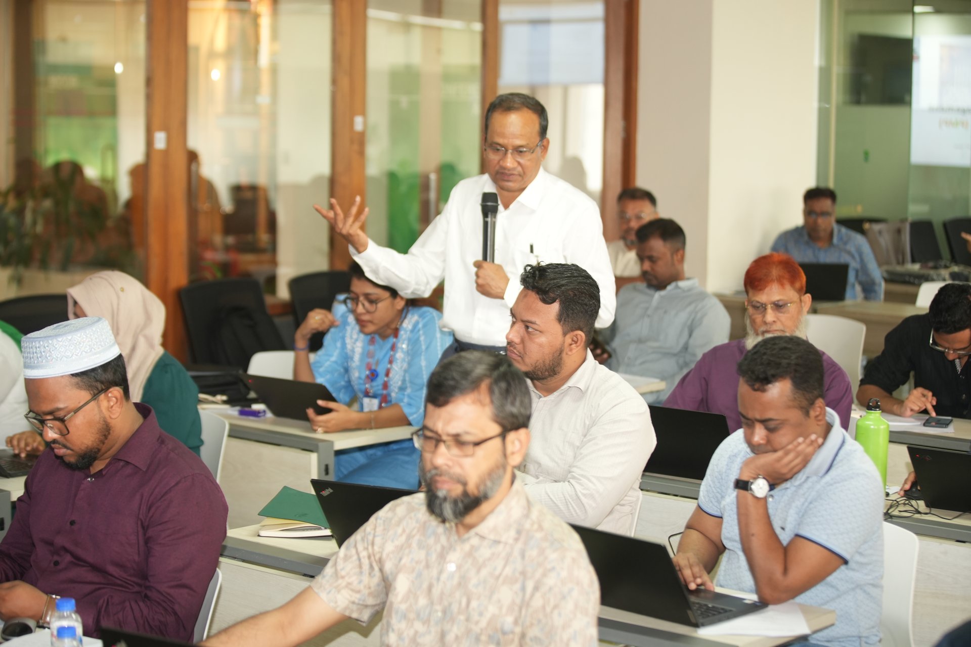 Trainer explaining the PMP exam structure