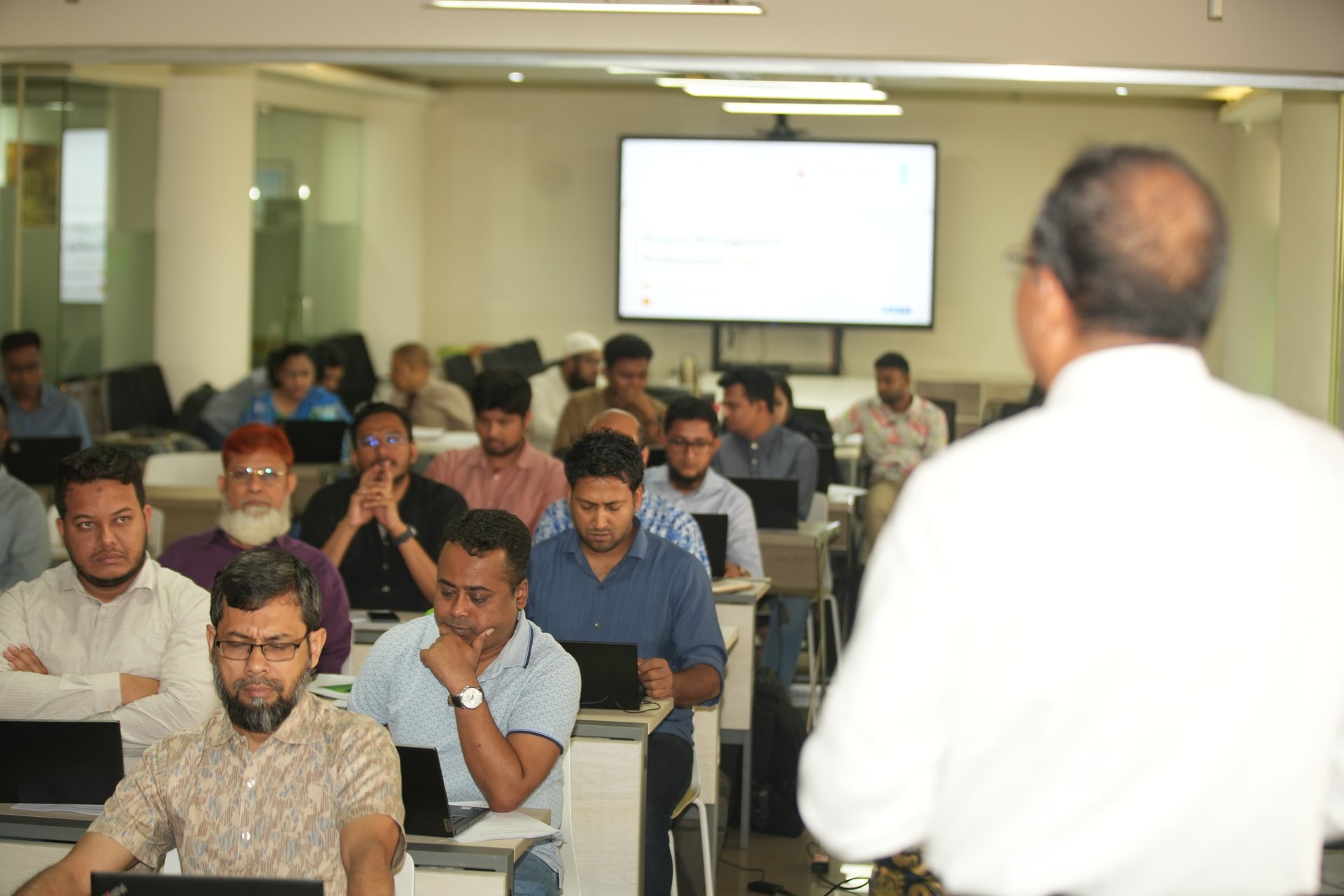 Trainer explaining Bangladesh-context project governance